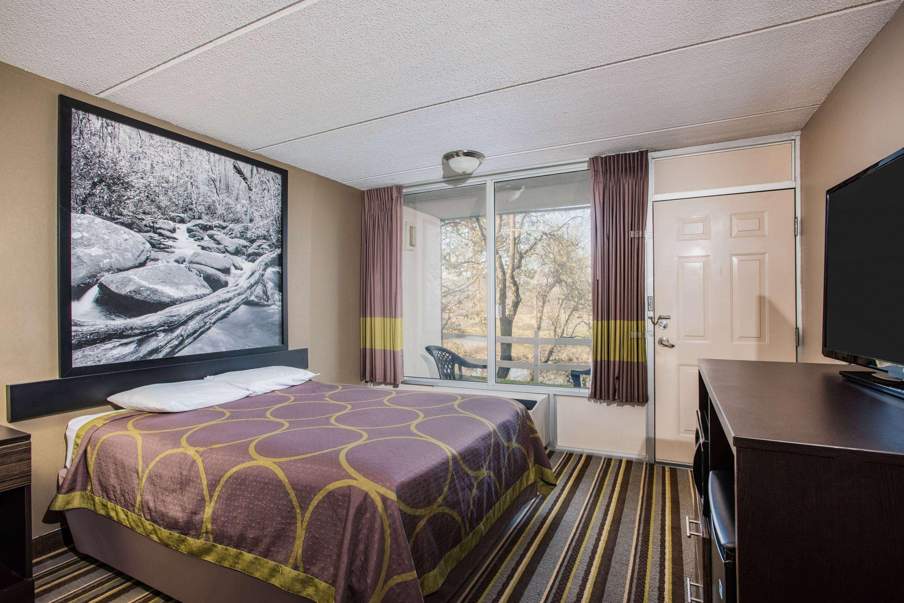 Super 8 By Wyndham Sevierville Riverside Dış mekan fotoğraf